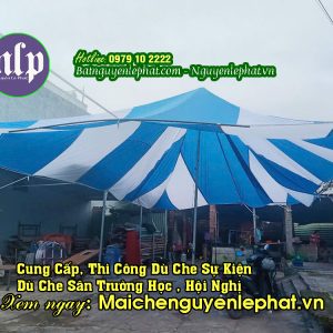 Chào mừng quý thầy cô, các đơn vị giáo dục, cơ quan đoàn thể và quý khách hàng tại huyện Nhơn Trạch cùng toàn thể tỉnh Đồng Nai.Nhơn Trạch là khu vực kinh tế trọng điểm với tốc độ đô thị hóa nhanh, tập trung nhiều khu công nghiệp và hệ thống trường học hiện đại. Tuy nhiên, đặc thù khí hậu ven biển và vùng đồng bằng sông nước khiến nắng nóng tại Nhơn Trạch thường đi kèm với độ ẩm cao và những cơn gió giật mạnh. Việc tìm kiếm giải pháp thi công dù che nắng sân trường giá rẻ nhưng vẫn đảm bảo độ bền và an toàn là trăn trở của nhiều ban giám hiệu.Thương hiệu Dù Che Sân Trường (Duchesantruong.com.vn) tự hào mang đến dịch vụ cung cấp và lắp đặt dù che nắng sân trường loại lớn Đồng Nai, cam kết chất lượng vượt trội và giá thành tối ưu nhất năm 2026.I. NHU CẦU SỬ DỤNG DÙ SỰ KIỆN LOẠI LỚN TẠI NHƠN TRẠCH & ĐỒNG NAI1. Thách thức từ thời tiết khắc nghiệtTại các xã như Hiệp Phước, Đại Phước, Phước Thiền... thuộc Nhơn Trạch, không gian sân trường thường rất rộng. Dưới cái nắng oi bức từ 36°C - 39°C, học sinh rất dễ bị kiệt sức nếu sinh hoạt ngoài trời lâu. Sự có mặt của một bộ dù che nắng giúp giảm nhiệt độ dưới tán dù xuống từ 5°C - 7°C, cản 99% tia UV độc hại.2. Giải pháp cho các sự kiện quy mô lớnKhông chỉ trong trường học, nhu cầu tổ chức lễ khởi công, lễ động thổ hay các chương trình văn hóa tại các khu công nghiệp Nhơn Trạch ngày càng tăng. Việc sử dụng dù che nắng ngoài trời Đồng Nai giúp tạo ra không gian thoáng đạt, sang trọng và tiết kiệm chi phí hơn nhiều so với nhà bạt khung sắt.II. BẢNG GIÁ DÙ CHE SÂN TRƯỜNG MỚI NHẤT TẠI ĐỒNG NAI (2026)Dưới đây là bảng báo giá tham khảo để quý khách hàng tại Nhơn Trạch và các huyện như Vĩnh Cửu, Tân Phú, Định Quán dễ dàng dự toán ngân sách:1. Báo giá dù tròn 1 đỉnh (Dù tâm tròn)Phù hợp cho sân trường vuông, sân giữa các dãy hành lang.Đường kính dùDiện tích che phủGiá bạt dù (VNĐ)Trọn bộ cột & cáp (VNĐ)Dù tròn 10m~78 $m^2$2.500.000 - 3.200.0004.500.000 - 5.800.000Dù tròn 15m~176 $m^2$4.500.000 - 6.200.0007.000.000 - 9.000.000Dù tròn 20m~314 $m^2$8.000.000 - 10.500.00011.500.000 - 14.500.000Dù tròn 25m~490 $m^2$12.000.000 - 15.500.00016.500.000 - 20.000.0002. Báo giá dù cánh dơi (Dù 2 đỉnh/Oval)Giải pháp cho sân trường hình chữ nhật dài, diện tích trên 1.000 học sinh.Kích thước (RxD)Diện tíchGiá bạt dù (VNĐ)Giá trọn bộ thi công10m x 20m200 $m^2$6.500.000 - 8.500.00010.000.000 - 13.000.00015m x 25m375 $m^2$11.500.000 - 14.500.00016.500.000 - 21.000.00020m x 30m600 $m^2$19.000.000 - 25.000.00027.000.000 - 32.000.000Lưu ý: Nếu quý khách đang tìm kiếm giá dù che nắng sân trường Vĩnh Cửu hoặc dù che nắng sân trường giá rẻ Vĩnh Cửu, mức giá trên cũng được áp dụng tương đương với chính sách hỗ trợ vận chuyển tối đa từ xưởng sản xuất của chúng tôi.III. TẠI SAO NÊN THI CÔNG DÙ CHE TẠI DUCHESANTRUONG.COM.VN?Thương hiệu Dù Che Sân Trường khẳng định vị thế tại Đồng Nai nhờ 4 tiêu chí vàng:Vải dù cao cấp
