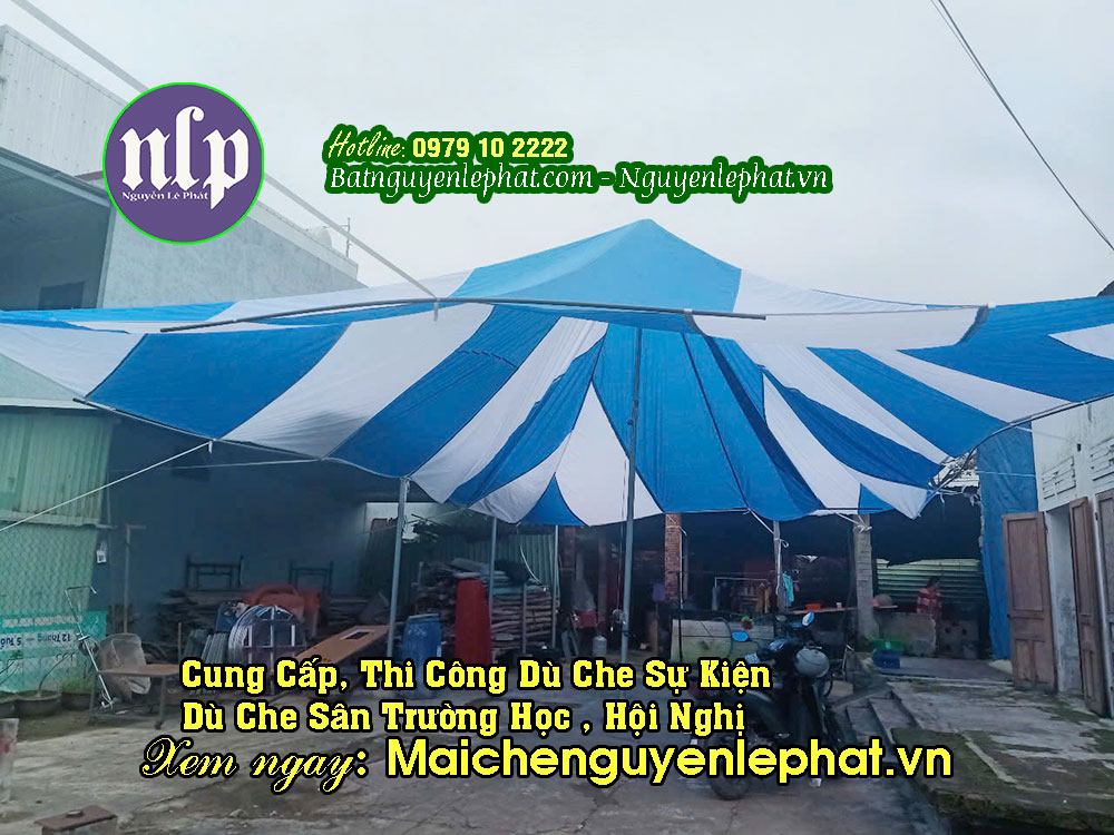 du-che-hoi-nghi-su-kien-2-mai Chào mừng quý thầy cô, các đơn vị giáo dục, cơ quan đoàn thể và quý khách hàng tại huyện Nhơn Trạch cùng toàn thể tỉnh Đồng Nai.Nhơn Trạch là khu vực kinh tế trọng điểm với tốc độ đô thị hóa nhanh, tập trung nhiều khu công nghiệp và hệ thống trường học hiện đại. Tuy nhiên, đặc thù khí hậu ven biển và vùng đồng bằng sông nước khiến nắng nóng tại Nhơn Trạch thường đi kèm với độ ẩm cao và những cơn gió giật mạnh. Việc tìm kiếm giải pháp thi công dù che nắng sân trường giá rẻ nhưng vẫn đảm bảo độ bền và an toàn là trăn trở của nhiều ban giám hiệu.Thương hiệu Dù Che Sân Trường (Duchesantruong.com.vn) tự hào mang đến dịch vụ cung cấp và lắp đặt dù che nắng sân trường loại lớn Đồng Nai, cam kết chất lượng vượt trội và giá thành tối ưu nhất năm 2026.I. NHU CẦU SỬ DỤNG DÙ SỰ KIỆN LOẠI LỚN TẠI NHƠN TRẠCH & ĐỒNG NAI1. Thách thức từ thời tiết khắc nghiệtTại các xã như Hiệp Phước, Đại Phước, Phước Thiền... thuộc Nhơn Trạch, không gian sân trường thường rất rộng. Dưới cái nắng oi bức từ 36°C - 39°C, học sinh rất dễ bị kiệt sức nếu sinh hoạt ngoài trời lâu. Sự có mặt của một bộ dù che nắng giúp giảm nhiệt độ dưới tán dù xuống từ 5°C - 7°C, cản 99% tia UV độc hại.2. Giải pháp cho các sự kiện quy mô lớnKhông chỉ trong trường học, nhu cầu tổ chức lễ khởi công, lễ động thổ hay các chương trình văn hóa tại các khu công nghiệp Nhơn Trạch ngày càng tăng. Việc sử dụng dù che nắng ngoài trời Đồng Nai giúp tạo ra không gian thoáng đạt, sang trọng và tiết kiệm chi phí hơn nhiều so với nhà bạt khung sắt.II. BẢNG GIÁ DÙ CHE SÂN TRƯỜNG MỚI NHẤT TẠI ĐỒNG NAI (2026)Dưới đây là bảng báo giá tham khảo để quý khách hàng tại Nhơn Trạch và các huyện như Vĩnh Cửu, Tân Phú, Định Quán dễ dàng dự toán ngân sách:1. Báo giá dù tròn 1 đỉnh (Dù tâm tròn)Phù hợp cho sân trường vuông, sân giữa các dãy hành lang.Đường kính dùDiện tích che phủGiá bạt dù (VNĐ)Trọn bộ cột & cáp (VNĐ)Dù tròn 10m~78 $m^2$2.500.000 - 3.200.0004.500.000 - 5.800.000Dù tròn 15m~176 $m^2$4.500.000 - 6.200.0007.000.000 - 9.000.000Dù tròn 20m~314 $m^2$8.000.000 - 10.500.00011.500.000 - 14.500.000Dù tròn 25m~490 $m^2$12.000.000 - 15.500.00016.500.000 - 20.000.0002. Báo giá dù cánh dơi (Dù 2 đỉnh/Oval)Giải pháp cho sân trường hình chữ nhật dài, diện tích trên 1.000 học sinh.Kích thước (RxD)Diện tíchGiá bạt dù (VNĐ)Giá trọn bộ thi công10m x 20m200 $m^2$6.500.000 - 8.500.00010.000.000 - 13.000.00015m x 25m375 $m^2$11.500.000 - 14.500.00016.500.000 - 21.000.00020m x 30m600 $m^2$19.000.000 - 25.000.00027.000.000 - 32.000.000Lưu ý: Nếu quý khách đang tìm kiếm giá dù che nắng sân trường Vĩnh Cửu hoặc dù che nắng sân trường giá rẻ Vĩnh Cửu, mức giá trên cũng được áp dụng tương đương với chính sách hỗ trợ vận chuyển tối đa từ xưởng sản xuất của chúng tôi.III. TẠI SAO NÊN THI CÔNG DÙ CHE TẠI DUCHESANTRUONG.COM.VN?Thương hiệu Dù Che Sân Trường khẳng định vị thế tại Đồng Nai nhờ 4 tiêu chí vàng:Vải dù cao cấp "600D UV Plus": Chúng tôi sử dụng vải dù mật độ cao, phủ nhựa PU chống thấm tuyệt đối. Đặc biệt, lớp bạt có khả năng kháng tia cực tím, bền màu dưới nắng gắt lên đến 3-5 năm.Hệ thống trụ & Neo an toàn: Trụ sắt kẽm dày 1.4ly - 2ly chống rỉ sét. Dây neo là dòng dây dù cường lực hoặc cáp thép bọc nhựa, đảm bảo dù đứng vững trước gió giật tại Nhơn Trạch hay Long Thành.Công nghệ may ép nhiệt: Đường may múi dù được xử lý bằng máy ép nhiệt cao tần, ngăn chặn hoàn toàn việc rò rỉ nước mưa qua lỗ kim, tăng độ bền cơ học cho tán dù.Thi công trọn gói, chuyên nghiệp: Chúng tôi hỗ trợ khảo sát mặt bằng, tư vấn phối màu (Trắng-Xanh, Trắng-Đỏ, Vàng-Xanh...) và lắp đặt nhanh chóng chỉ trong 1 buổi làm việc.IV. QUY TRÌNH THI CÔNG DÙ CHE SÂN TRƯỜNG THỰC TẾTiếp nhận yêu cầu: Khách hàng liên hệ Hotline 0917.378.979 - 0979.10.2222.Khảo sát mặt bằng: Kỹ thuật viên đến Nhơn Trạch hoặc các huyện lân cận để đo diện tích và tìm điểm neo dây cáp an toàn.Báo giá & Hợp đồng: Gửi báo giá chi tiết theo kích thước và chất liệu bạt đã chọn.Sản xuất tại xưởng: May ép bạt dù tại xưởng sản xuất của Triều Phu theo đúng thông số.Lắp đặt & Bàn giao: Tiến hành dựng trụ, căng dù và hướng dẫn nhà trường cách tháo lắp nhanh khi gặp bão lốc.V. LIÊN HỆ ĐƠN VỊ CUNG CẤP UY TÍN TẠI ĐỒNG NAIDù quý khách ở Tân Phú, Vĩnh Cửu, Định Quán, Cẩm Mỹ, Long Thành, Nhơn Trạch, Xuân Lộc, Thống Nhất hay Trảng Bom, chúng tôi luôn sẵn sàng phục vụ.Thương hiệu: Dù Che Sân TrườngWebsite: Duchesantruong.com.vnHotline: 0917.378.979 - 0979.10.2222Thông điệp: An toàn cho học sinh – Chất lượng cho nhà trường!Dù Che Sân Trường – Mang bóng râm mát lành đến thế hệ tương lai!